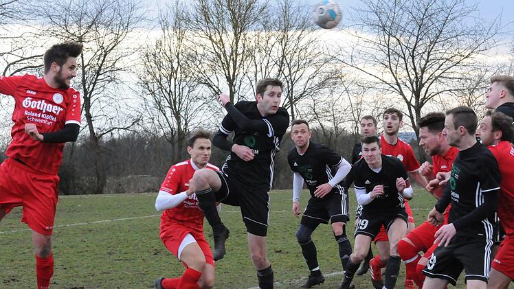 Angesichts der schwierigen Platzverh&auml;ltnisse waren hohe B&auml;lle in den Strafraum durchaus ein probates Mittel. Dennoch sahen die Fans nur einen Treffer. Den erzielte der TSV Rannungen (in rot) im Heimspiel gegen die SG Urspringen. Foto: ssp
