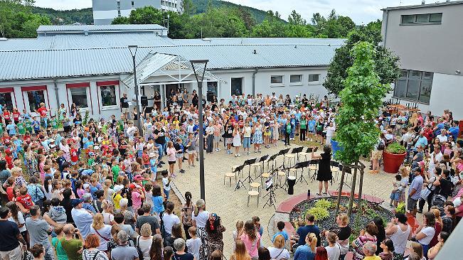 Schülerinnen und Schüler der Sinnberg-Grundschule mit der Musikpädagogin Michaela Weißenberger beim Schulfest.
