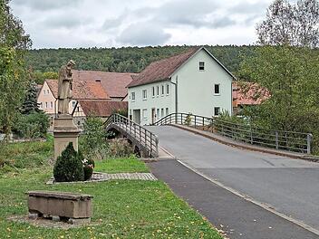 Die Idylle trügt etwas. Die Brücke hat Sanierungsbedarf. 2025 sollte es soweit sein, doch es kommt anders.