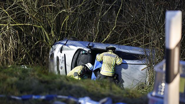 Folgenschwerer Zusammenstoß: Autos stürzen Böschung hinunter - Zwei Personen eingeklemmt
