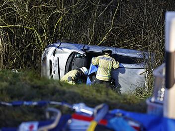 Folgenschwerer Zusammenstoß: Autos stürzen Böschung hinunter - Zwei Personen eingeklemmt