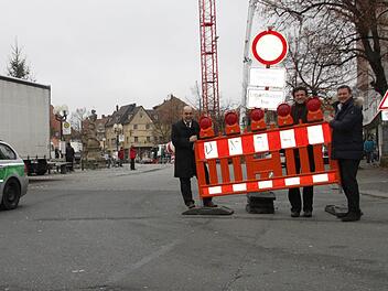 Oberbürgermeister Franz Stumpf, Stadtplaner Alexander Dworschak und Werbegemeinschaftsvorsitzender Stefan Schick (v.l.) heben im wahrsten Sinne des Wortes die Sperrung am Paradeplatz auf.Foto: Oswald