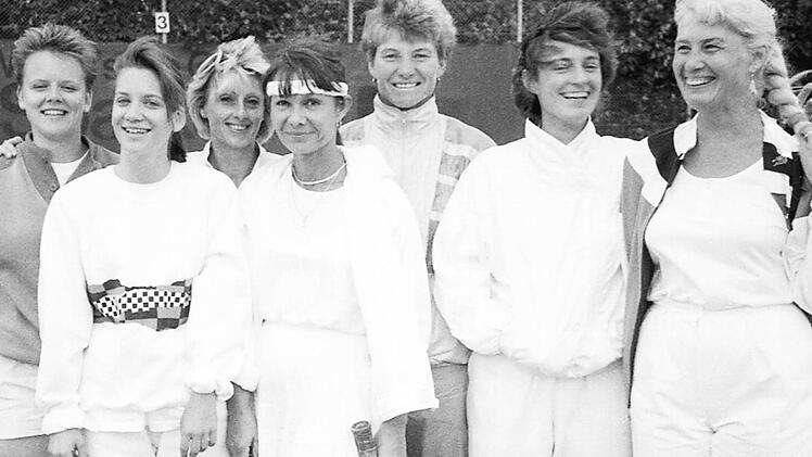 Das Damen-Tennis-Team des FC Bad Br&uuml;ckenau holt sich den Meistertitel. Im Bild die beteiligten Spielerinnen: Spielf&uuml;hrerin Frederike Ferkinghoff, Anja Mahlmeister, Anna Brazda, Erika Sendler, Helga Egenberger, Brigitte Sydow und Susan Mahlmeister.
