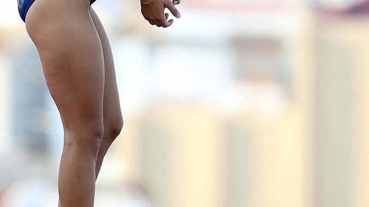 In Barcelona schaut sie sich schon mal den Absprung an. Fotos: Friso Gentsch/dpa