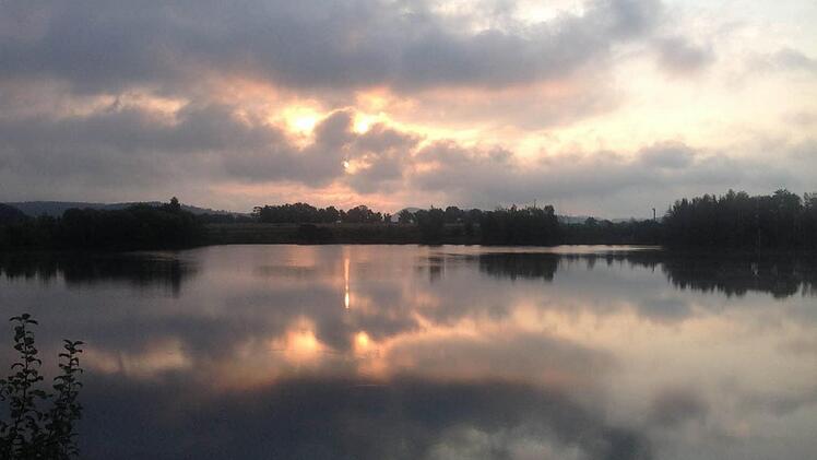 Sonnenaufgang an der alten Tongrube - ob es noch so idyllisch ist, wenn dort eine Hochspannungsleitung verläuft? Foto: Oliver Schmidt