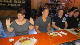 "O je, ob ich das wohl schaffe", scheint Christina Ziegler, einzige Frau an dem Tisch mit Männern, zu denken. Letztlich schnitt sie recht gut ab, verpasste nur knapp einen der vorderen Plätze.  Foto: Herbert Pfeufer