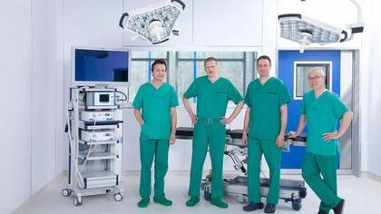 3D-Bildtechnik ist Standard im OP-Zentrum. Neben dem neuen 3D-Turm (von links): Vorstandsvorsitzender Xaver Frauenknecht, Prof. Dr. Georg A. Pistorius, Ärztl. Direktor, Vorstand Johannes Goth und Pflegedirektor Andreas Schneider.