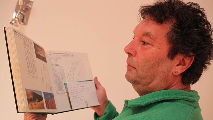 Stephan Klenner Otto blättert in einem alten Gästebuch des Kulmbacher Freundeskreises der evangelischen Akademie Tutzing. Das weckt in ihm Erinnerungen an fröhliche, spannende und mitunter auch erschütternde Vorträge. Fotos: Stephan Stöckel