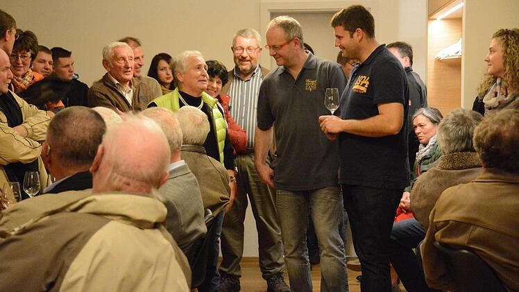 : Theresia Then berichtet dem Weinbauverein Hammelburg von der Infovinothek Sommerach, Mitte Georg Zang , rechts Stefan Ruppert, der Vorsitzende des Hammelburger Weinbauvereins. Foto: Elisabeth Assmann