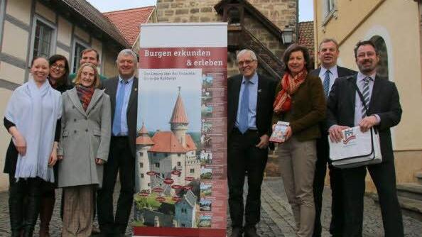 Die Veste Heldburg (Bild oben) ist einer der "Leuchttürme" des Burgenwinkels. Zum "Burgenhopping" zwischen Unterfranken, Oberfranken und Südthüringen möchte die Kooperation "Burg zu Burg" Gäste wie Einheimische animieren. Welche Pläne die Kooperation 2017 verfolgt, stellte sie gestern bei einem Pressegespräch in Seßlach vor. Das Bild unten zeigt (von rechts Dr. Alexander Blöchl (Deutscher Burgenwinkel), Michael Amthor (Tourismus Coburg), Susanne Volkheimer (Tourismusverband Haßberge), Prof. G...