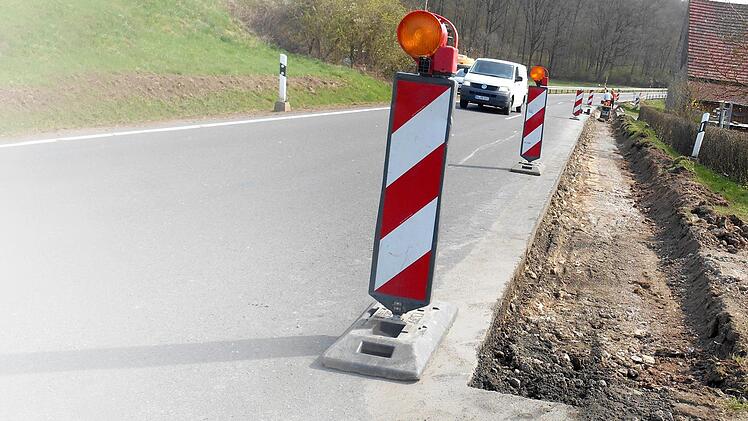 Vorarbeiten am Bankett laufen.Foto: Konrad Götz