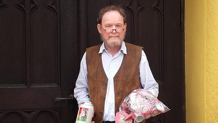 Pfarrer Ulrich Rauh sieht Walsdorf gut gerüstet  für das Reformationsfest  am Dienstag:  Bierkrug, Untersetzer und  Festabzeichen  gehören dazu: Walsdorf steht am Dienstag im Zentrum der Feierlichkeiten.  Sogar eine katholische Wallfahrt  wird erwartet, Rau  freut  sich  darauf. Foto:  Schreiber