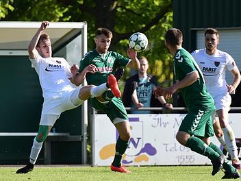 Er langte in der Nachspielzeit richtig hin: Shaban Rugovaj (rechts) sorgte f&uuml;r das Siegtor des TSV Gro&szlig;bardorf gegen den FC Schweinfurt 05 II (Moriz Heusinger). Anand Anders