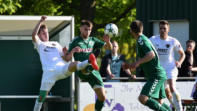 Er langte in der Nachspielzeit richtig hin: Shaban Rugovaj (rechts) sorgte f&uuml;r das Siegtor des TSV Gro&szlig;bardorf gegen den FC Schweinfurt 05 II (Moriz Heusinger). Anand Anders