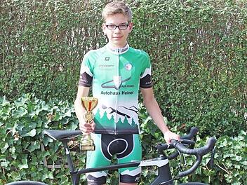 Der Burgkunstadter Nachwuchsfahrer Julian Hatzold präsentiert stolz den Pokal für den oberfränkischen Titel im Bergzeitfahren. Foto: T. Micheel