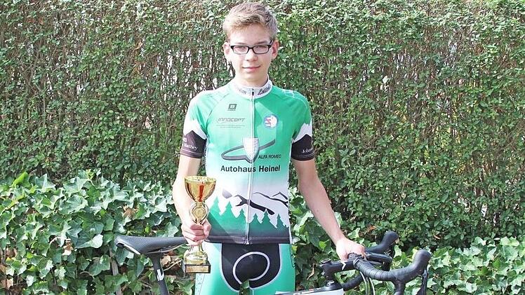 Der Burgkunstadter Nachwuchsfahrer Julian Hatzold präsentiert stolz den Pokal für den oberfränkischen Titel im Bergzeitfahren. Foto: T. Micheel