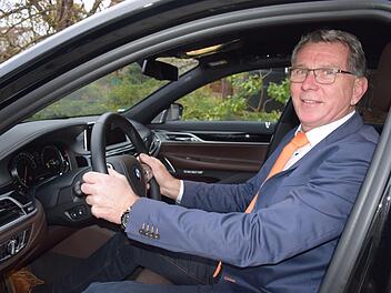 Georg Hennemann an seinem Arbeitsplatz. Am 11. Dezember ist sein letzter Arbeitstag als Fahrer des Landrats.Heidi Bauer-Vetter