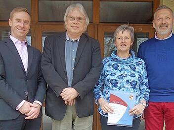 Ehrungen bei der Jugendblaskapelle Großwalbur (von links): Bürgermeister Bernd Höfer, Ronald Friedrich, Hella Klett, Joseph Brunner Foto: Doris Weidner