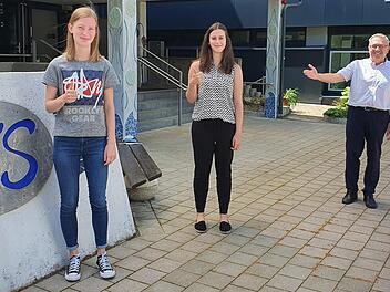 Direktor Siegfried Reck ist stolz auf seine Abiturientinnen (von links) Isabella Pieger, Carina Pöhlmann und Alexandra Pöhlmann.  Foto: Carmen Schwind