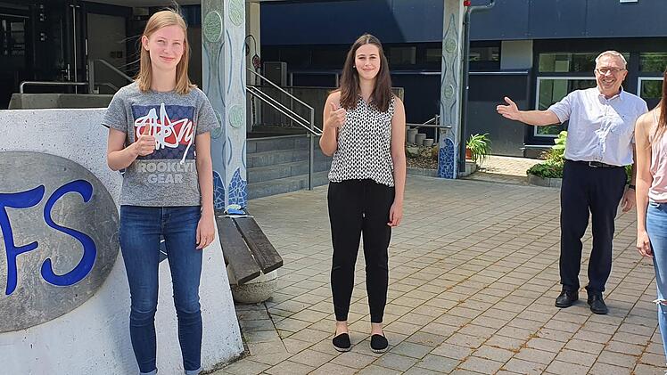 Direktor Siegfried Reck ist stolz auf seine Abiturientinnen (von links) Isabella Pieger, Carina Pöhlmann und Alexandra Pöhlmann.  Foto: Carmen Schwind