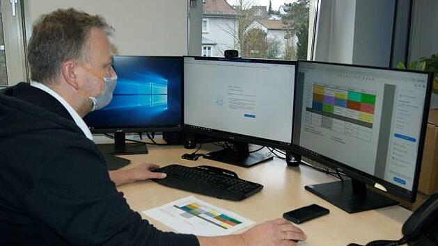 Der Schulleiter der Meranier-Gymnasiums Lichtenfels, Thomas Carl, hat mit seinem Team einen Distanzstundenplan entwickelt, in dem sich Videokonferenzen und Zeit f&uuml;r Arbeitsauftr&auml;ge abwechseln. Fotos: Corinna T&uuml;bel