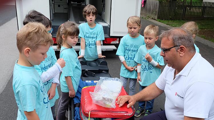 Die Kinder lernten, welche Geräte in einem Sanitätsfahrzeug dabei sind.