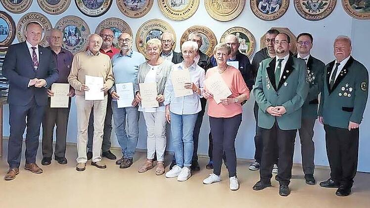 Zahlreiche Ehrungen für langjährige Mitgliedschaft: Mit im Bild, Bürgermeister Thomas Löffler (links) und von rechts Vinzenz Neubauer (2. Vorsitzender und Schriftführer), Matthias Korn (1. Schützenmeister und Schatzmeister), Christian Maier (1. Vo...
