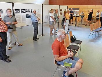 In der Ausstellung gibt es auch einige Sitzmöglichkeiten, damit Besucher die Filme – sie dauern rund eine Stunde – bequem anschauen können.