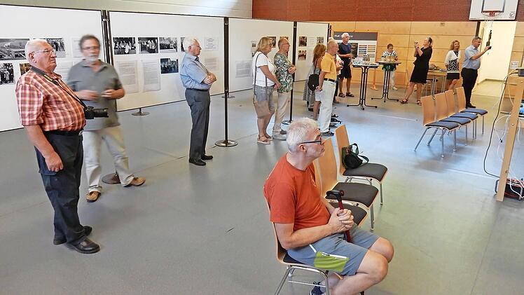 In der Ausstellung gibt es auch einige Sitzmöglichkeiten, damit Besucher die Filme – sie dauern rund eine Stunde – bequem anschauen können.