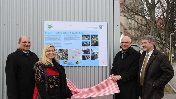 Eine Tafel am Pumpengebäude informiert über den Hochwasserschutz.