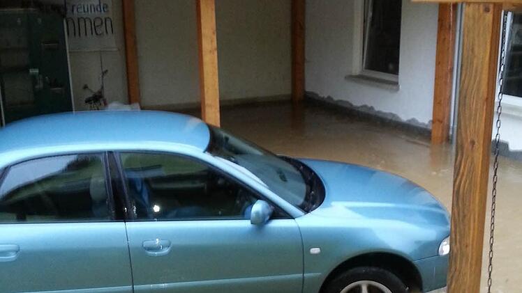 Das Auto wäre fast versunken. Foto: Thomas Erdmann