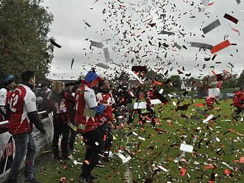 Nach dem Titelgewinn mit dem Sieg in Untererthal hatten die Oberthulbaer Fans für ihre Champions eine bunte Choreographie parat. Fotos: san, privat