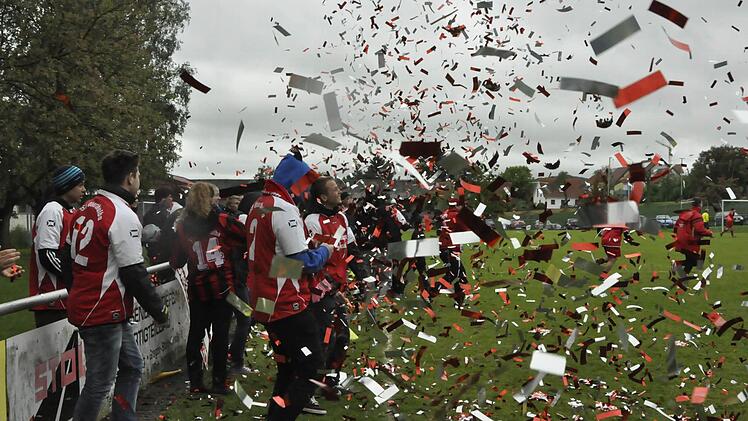 Nach dem Titelgewinn mit dem Sieg in Untererthal hatten die Oberthulbaer Fans für ihre Champions eine bunte Choreographie parat. Fotos: san, privat