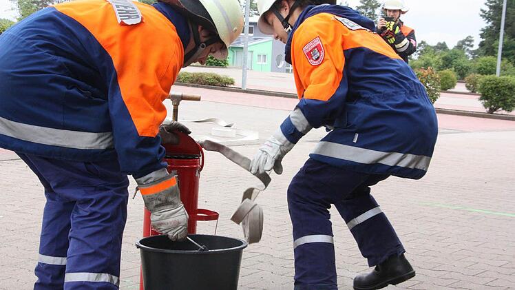 Leistungsprüfung in Münnerstadt der Jugendfeuerwehr. Die althergebrachte Kübelspritze hat immer noch Berechtigung und Zweck. Foto: Arnold Nöth