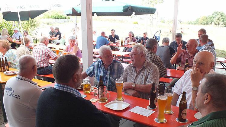 Bestes Sommerwetter herrschte zum Kerwaauftakt beim Heimatverein. Man saß und aß gemütlich im Freien. Foto: Manfred Welker