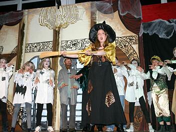 Valeska Bobreck rockte als Brockenhexe 2011 die Scheuerfelder Dorfweihnacht. Doch in diesem Jahr fehlt der Dorfweihnacht ein Cheforganisator. Bis Ende September wollen die Verantwortlichen der Vereine einen finden - ansonsten dürfte die Dorfweihnacht ausfallen. Foto: Manja von Nida/CT-Archiv