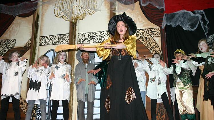 Valeska Bobreck rockte als Brockenhexe 2011 die Scheuerfelder Dorfweihnacht. Doch in diesem Jahr fehlt der Dorfweihnacht ein Cheforganisator. Bis Ende September wollen die Verantwortlichen der Vereine einen finden - ansonsten dürfte die Dorfweihnacht ausfallen. Foto: Manja von Nida/CT-Archiv