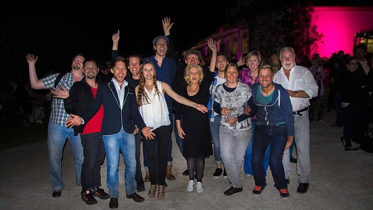 Der Knoten ist geplatzt. Die Schauspieler sind nach der Premiere erleichtert und feiern den ersten Schritt in die Festspielsaison 2016.  Foto: Mariell Dörrschmidt