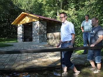 Der Markt Wonsees hofft, dass auch Besucher der Landesgartenschau durch das Kneippbecken waten. Die Anlage wurde für 15 000 Euro instandgesetzt. Heinrich Schwank und Thorsten Hübner haben die Maßnahme geplant und ausgeführt. Foto: Alexander Hartmann
