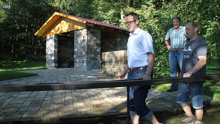 Der Markt Wonsees hofft, dass auch Besucher der Landesgartenschau durch das Kneippbecken waten. Die Anlage wurde für 15 000 Euro instandgesetzt. Heinrich Schwank und Thorsten Hübner haben die Maßnahme geplant und ausgeführt. Foto: Alexander Hartmann