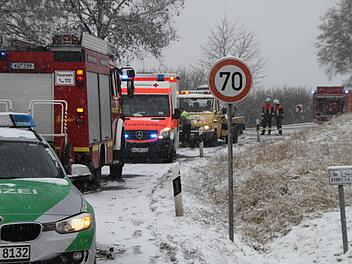 Auf schneeglatter Straße war ein Opel-Fahrer aus Meißen zu schnell unterwegs und landete in einer Linkskurve auf der Straße von Kulmbach nach Melkendorf im Graben. Foto: Stephan Tiroch