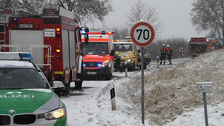 Auf schneeglatter Straße war ein Opel-Fahrer aus Meißen zu schnell unterwegs und landete in einer Linkskurve auf der Straße von Kulmbach nach Melkendorf im Graben. Foto: Stephan Tiroch