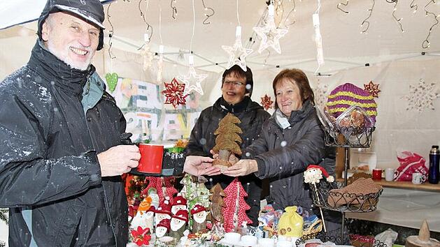 Das Basarteam der evangelischen Kirchengemeinde Scheuerfeld hatte f&uuml;r den Adventsmarkt gebastelt, geh&auml;kelt und gestrickt.  Foto: Wolfgang Desombre