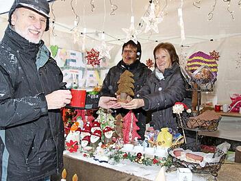 Das Basarteam der evangelischen Kirchengemeinde Scheuerfeld hatte f&uuml;r den Adventsmarkt gebastelt, geh&auml;kelt und gestrickt.  Foto: Wolfgang Desombre