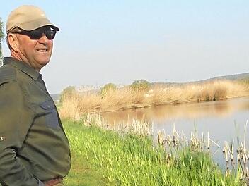 Teichwirt und Gästeführer Leonhard Thomann am "kleinen Strichweiher" Foto: privat