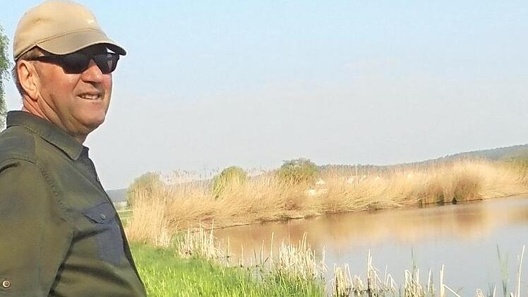 Teichwirt und Gästeführer Leonhard Thomann am "kleinen Strichweiher" Foto: privat