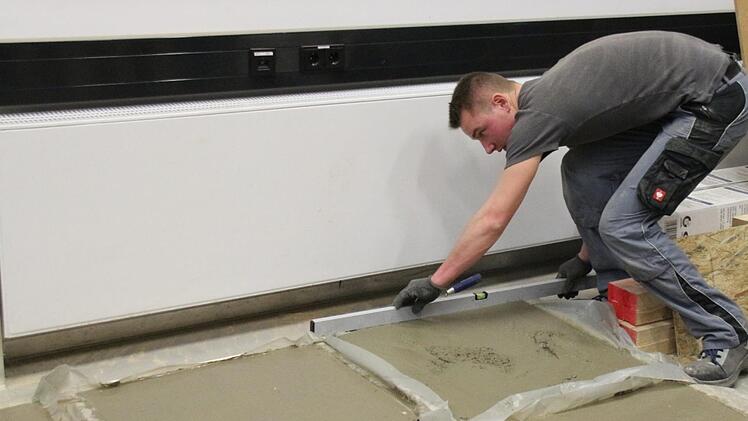 Christoph Klamert hat Maurer gelernt und studiert jetzt Bauingenieurwesen. Er macht die Betonplatten für alle Gebäude.