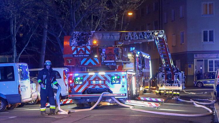 Die Nürnberger Feuerwehr rettete am Mittwochabend bei einem Einsatz im Hummelsteiner Weg eine Frau, in deren Haus ein Brand ausgebrochen war. Foto: NEWS5 / Friedrich