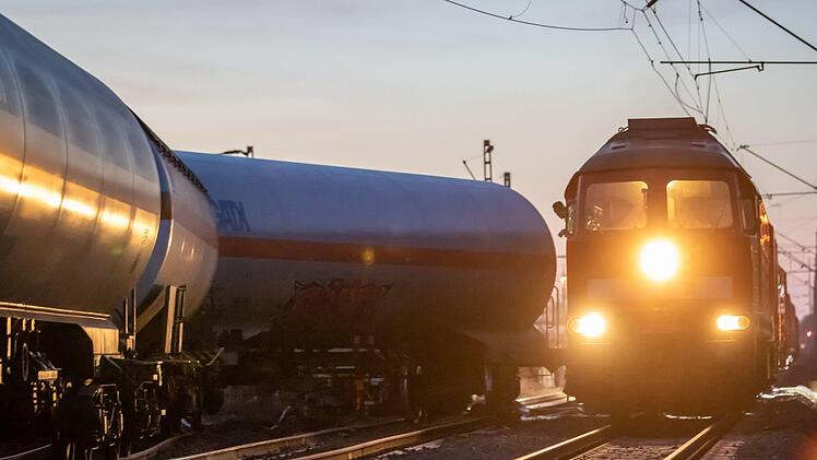 Der Mann gab an, ein Video aus dem Internet nachzuahmen. Die Polizei nahm ihn im W&uuml;rzburger Stadtteil Gromb&uuml;hl fest. Symbolbild: Christoph Reichwein/dpa