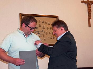 Christian Engelhardt (links) erhält vom scheidenden Vorsitzenden Adrian Seitz die Verdienstnadel des Verbands in Silber mit Goldkranz.  Fotos: Heike Schülein